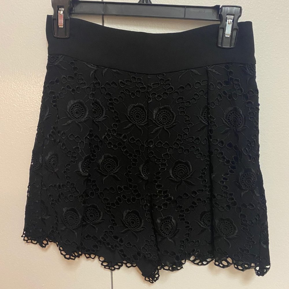 NWT ML Monique Lhuillier Eyelet Shorts (Sz 4)